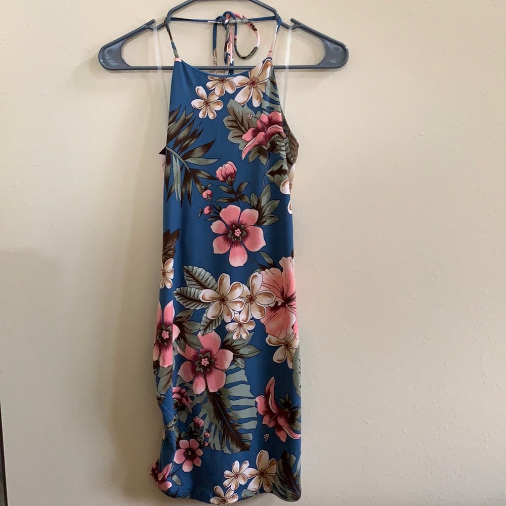 Super cute dress to wear for a day or night out!